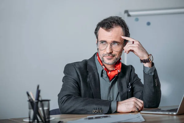 Homem de negócios usando laptop — Fotografia de Stock