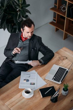 Dizüstü bilgisayar kullanan iş adamı