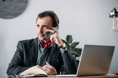 Akıllı telefon kullanan iş adamı