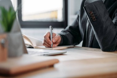 Not defterine not alan iş adamı