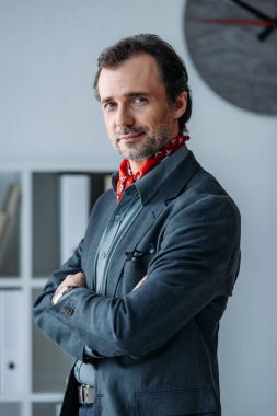 Yakışıklı orta yaşlı işadamı