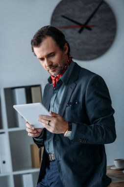 Dijital tablet kullanan işadamı