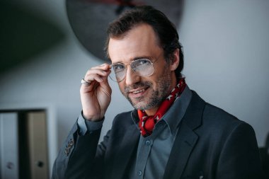 Yakışıklı orta yaşlı işadamı