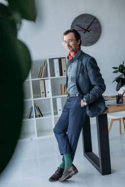 Yakışıklı orta yaşlı işadamı