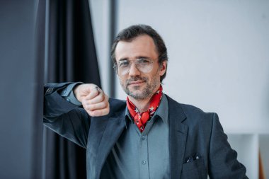 Yakışıklı orta yaşlı işadamı