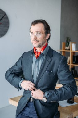 işadamı kadar düğmelerini elbise