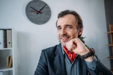 Yakışıklı orta yaşlı işadamı 