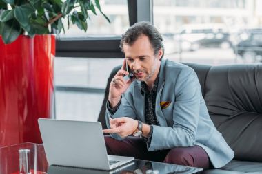 Dizüstü bilgisayar kullanan iş adamı