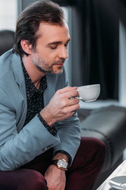 İş adamı kahve içiyor.