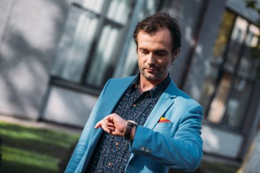 Adam kontrol kol saati