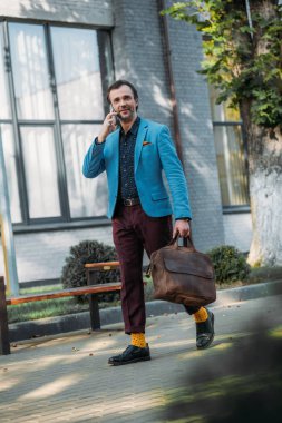 akıllı telefon kullanan şık adam