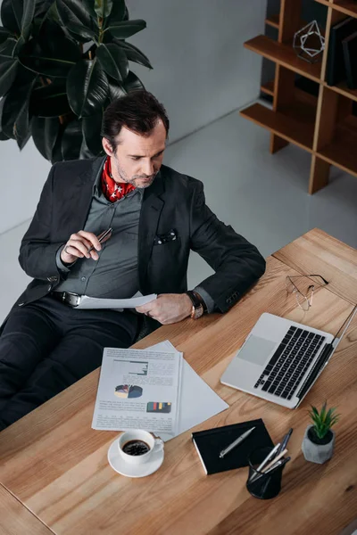 Dizüstü bilgisayar kullanan iş adamı