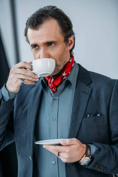 Businessman drinking coffee — Free Stock Photo