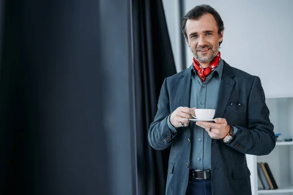 Affärsman som dricker kaffe — Stockfoto