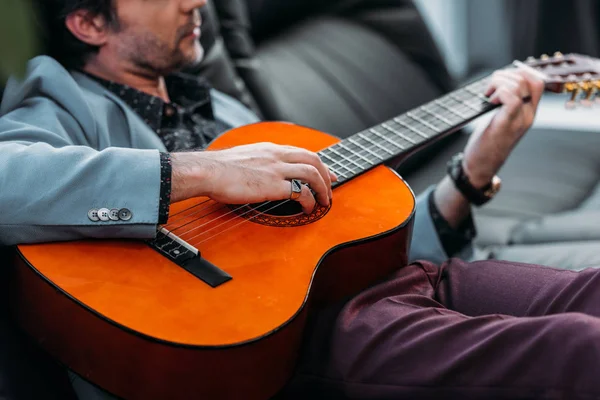 Uomo elegante che suona la chitarra — Foto Stock