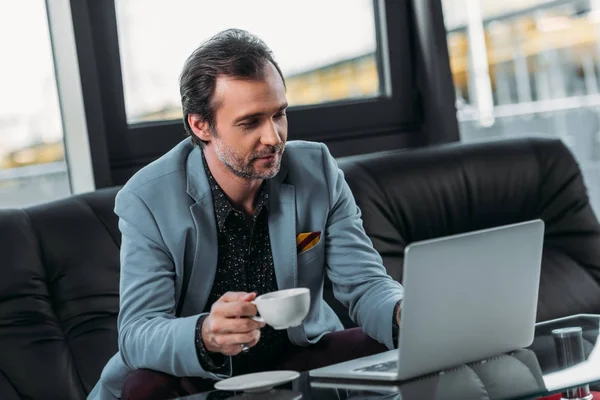 Dizüstü bilgisayar kullanan iş adamı