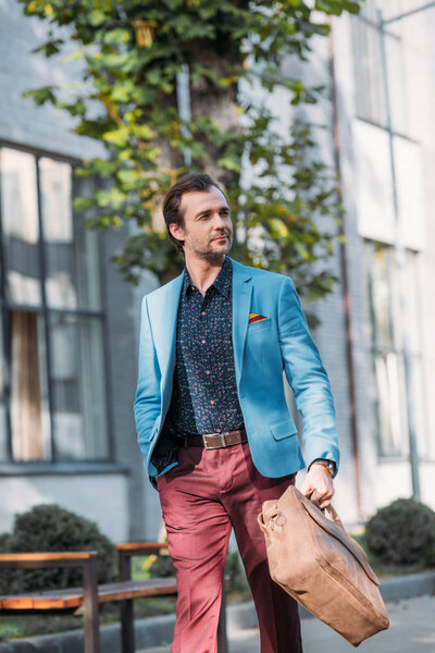 Стильный мужчина с сумкой
