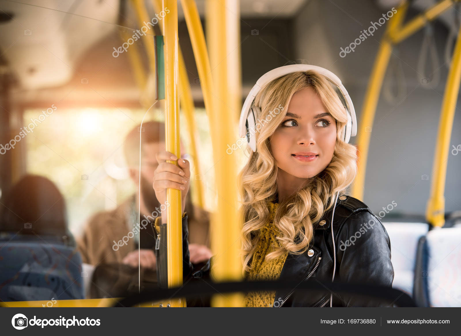 Автобус наушники. Человек в наушниках в автобусе. Человек в наушниках в автобусе. Наушники в общественном транспорте. Реклама девушка в наушниках в автобусе.