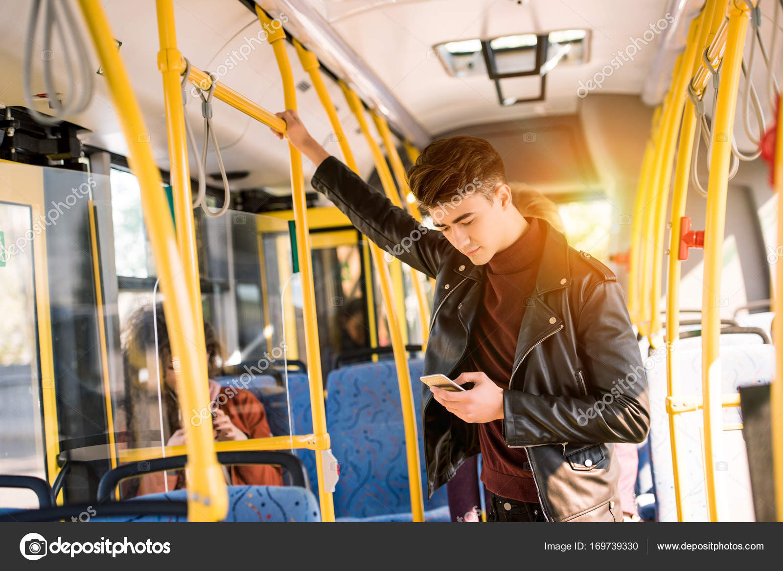 Автобус. Девушки прижимаются в общественном транспорте. Женщины в общественном транспорте. Мацают в общественном транспорте. Рассказы парни в автобусе.