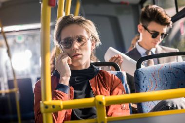 Otobüste Smartphone kullanan adam