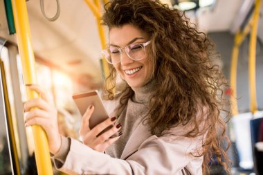 Otobüste Smartphone kullanan kız 