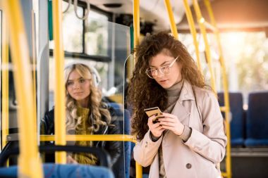 Otobüste Smartphone kullanan kız 