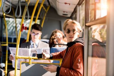 Otobüste Smartphone kullanan adam