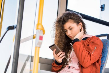 Otobüste Smartphone kullanan kız 