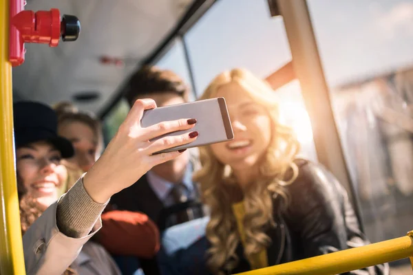 Amigos tomando selfie em ônibus — Fotografia de Stock