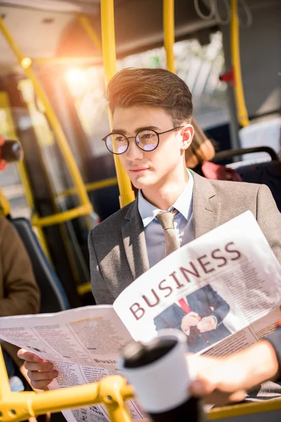 Νεαρός επιχειρηματίας σε λεωφορείο — Φωτογραφία Αρχείου