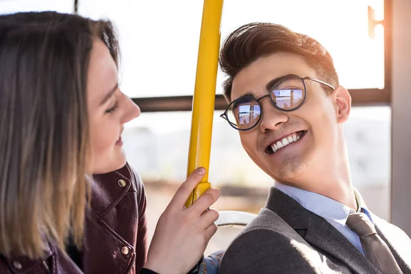 Uśmiechający się para w autobusie — Darmowe zdjęcie stockowe