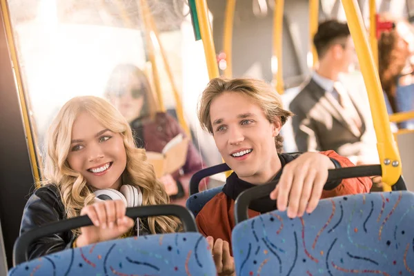 快乐的年轻夫妇，在公交车 — 图库照片