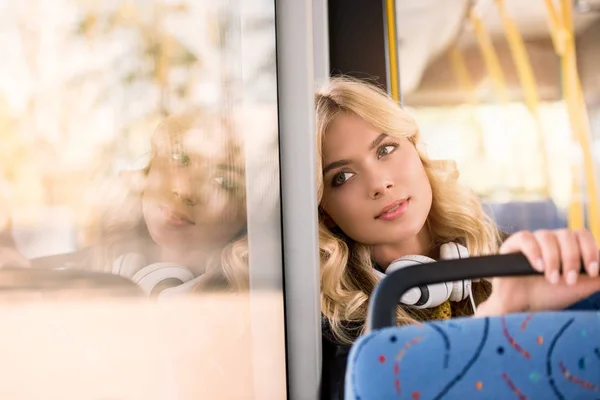 Menina pensativa no ônibus — Fotografia de Stock