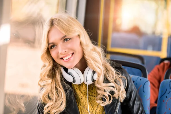 버스에 행복 한 여자 — 스톡 사진