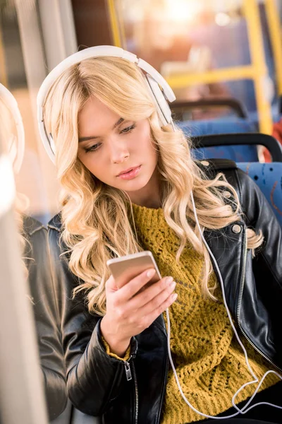 Chica usando smartphone en autobús — Foto de Stock