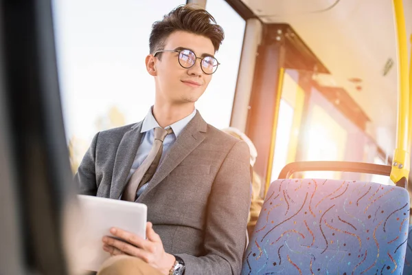 adam otobüs içinde dijital tablet ile