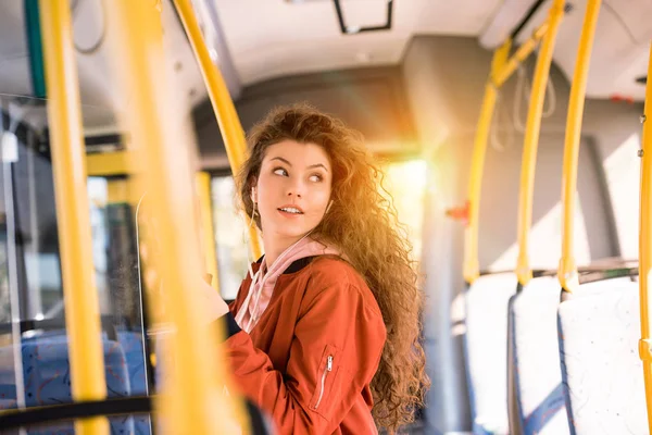 Chica sonriente en autobús de la ciudad — Foto de Stock