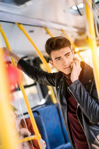 Man met smartphone in bus — Gratis stockfoto
