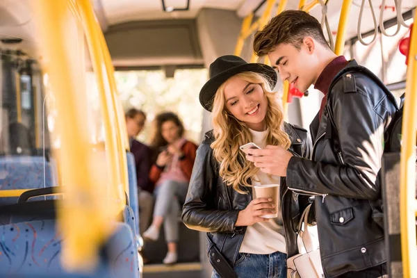 Coppia con smartphone in autobus — Foto Stock