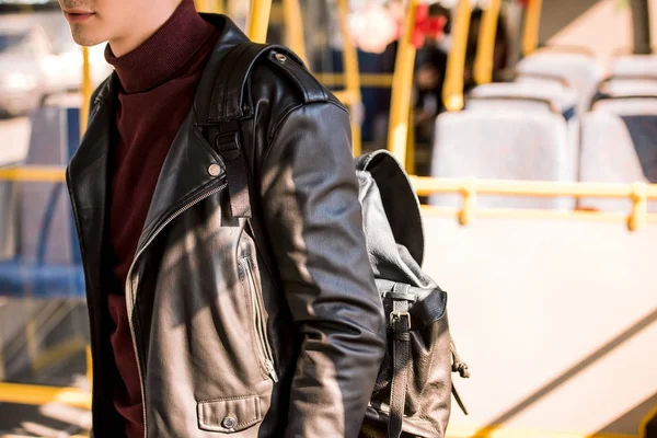 Hombre con estilo en autobús — Foto de Stock