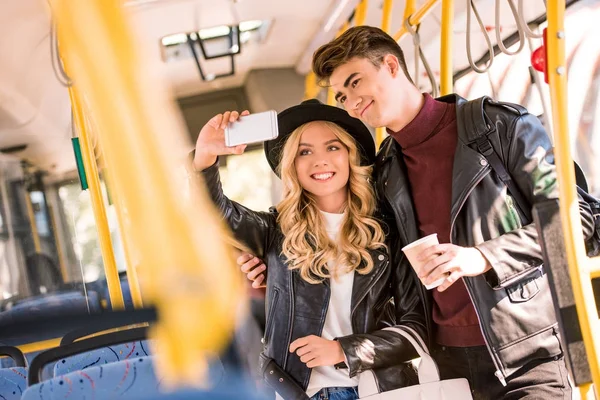 Casal com smartphone em ônibus — Fotografia de Stock