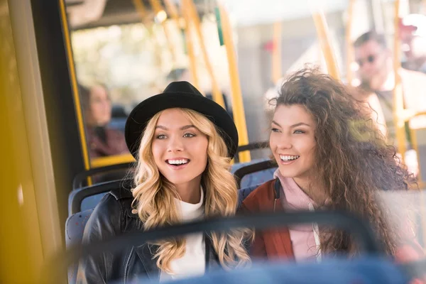 Счастливые девушки в автобусе — стоковое фото
