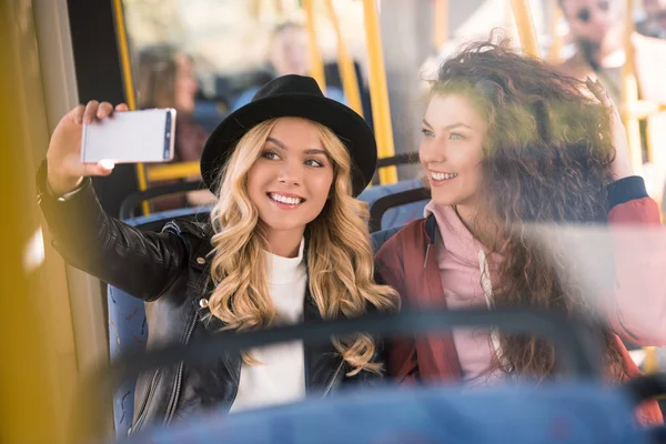 Chicas tomando selfie en autobús — Foto de Stock