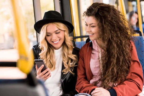 Chicas usando smartphone en autobús — Foto de Stock