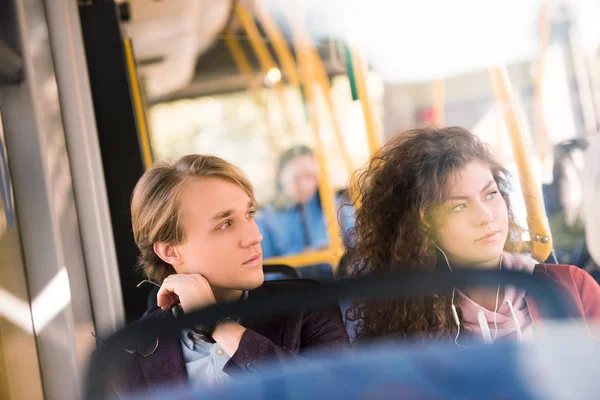 Νεαρό ζευγάρι στο λεωφορείο — Φωτογραφία Αρχείου