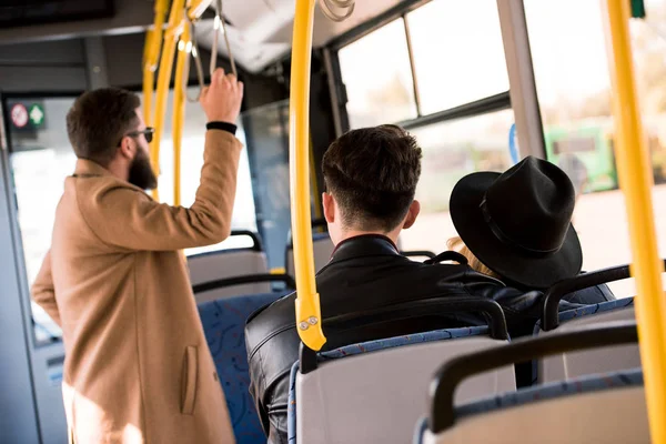 Jovem casal em ônibus — Fotografia de Stock