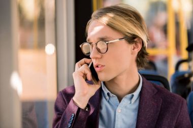 Otobüste Smartphone kullanan adam