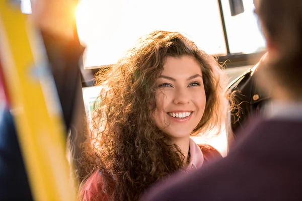 Uśmiechnięte dziewczyny w autobusie miejskim — Zdjęcie stockowe