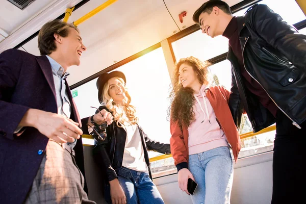 Молодые друзья в автобусе — стоковое фото