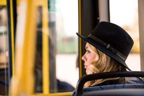Stilvolles Mädchen im Bus — Stockfoto